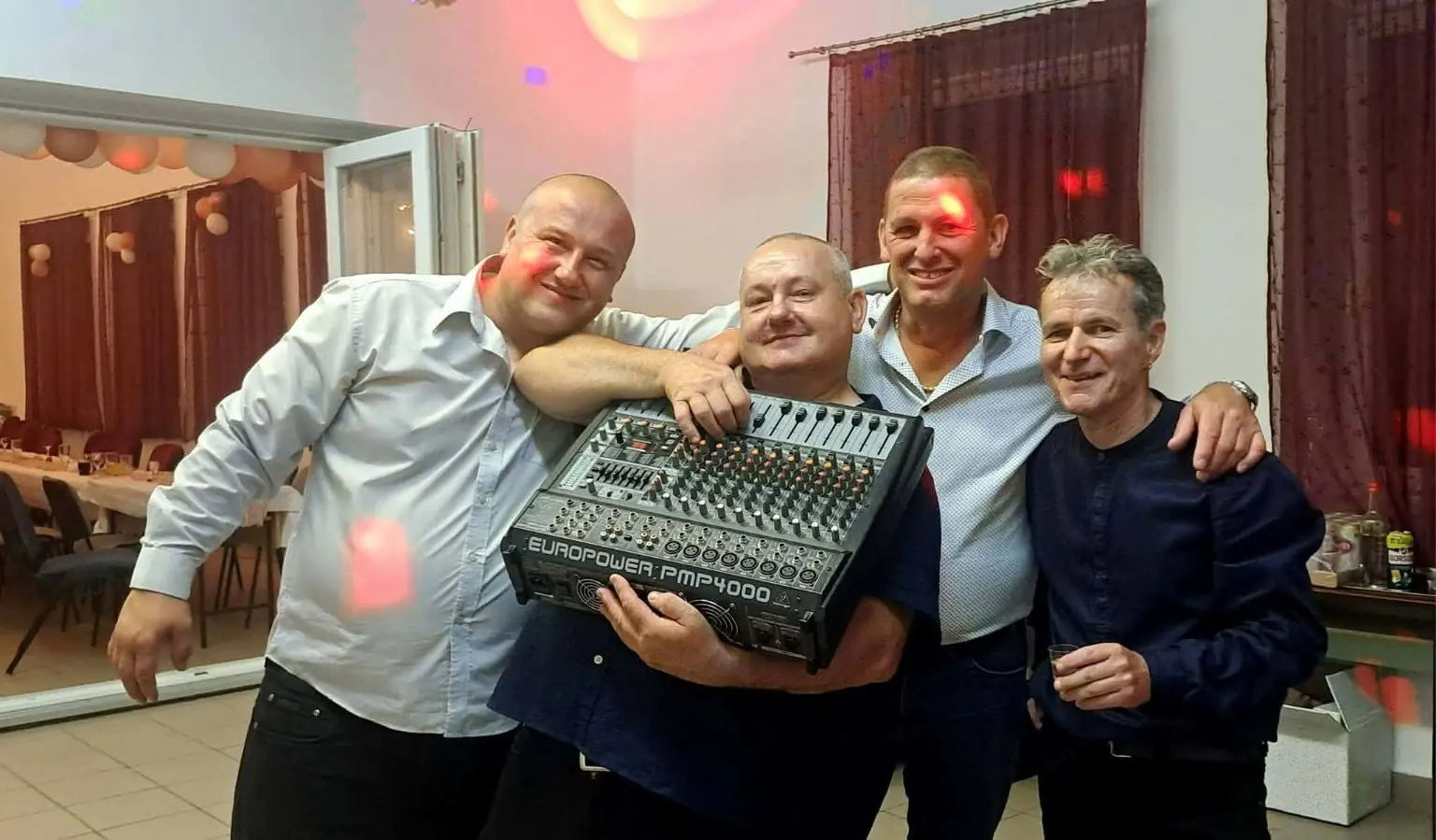 Tóth Robi zenésztársaival egy közös fényképen